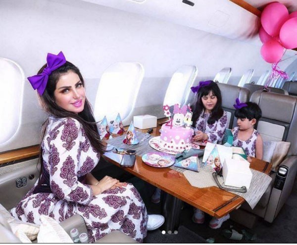 محمد منير ينفي شائعة مرضه بنشر صوره في ألمانيا