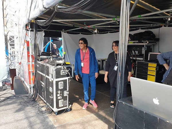 محمد منير ينفي شائعة مرضه بنشر صوره في ألمانيا