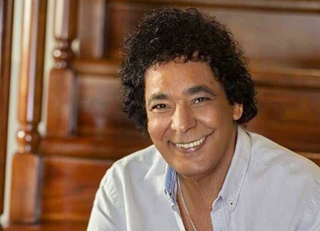 محمد منير ينفي شائعة مرضه بنشر صوره في ألمانيا