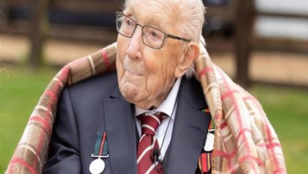 وفاة السير توم مور البريطاني الذي جمع تبرعات بالملايين لمواجهة الوباء