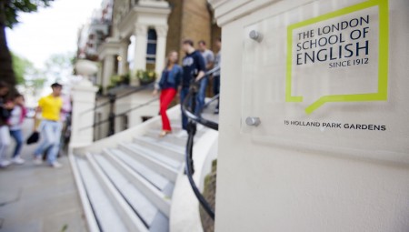 انجلترا.. إعادة فتح المدارس ابتداء من 8 مارس