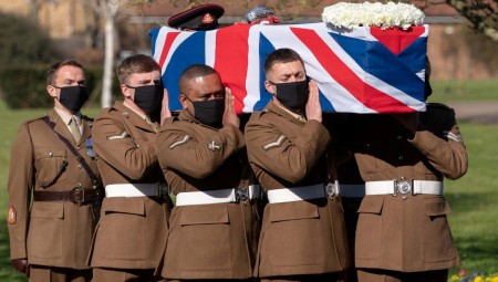 بريطانيا تودع بطلها الكابتن توم في مراسم وطنية