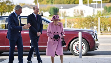 الملكة إليزابيث تخرج للمرة الأولى منذ 7 أشهر وتتفقد مختبرا عسكريا