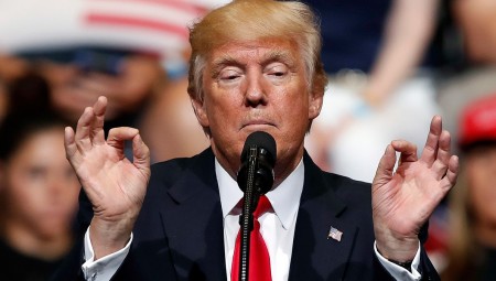 مساعدان لترامب يصابان بكورونا