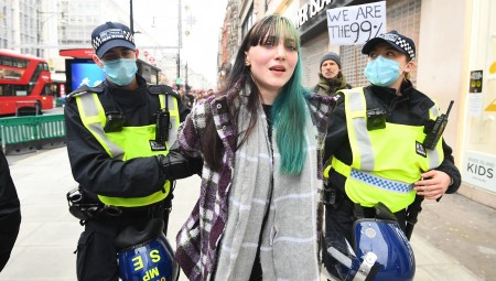 بريطانيا.. اعتقالات في صفوف متظاهرين مناهضين للإغلاق العام