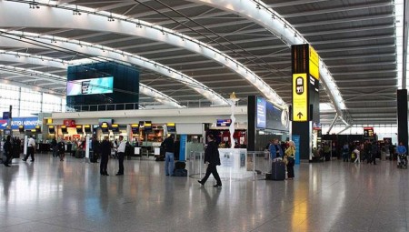 فحص كورونا و الحجر الصحي إلزاميين للوافدين إلى بريطانيا