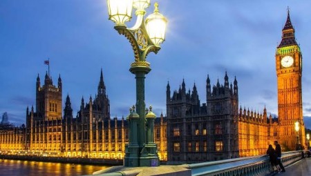 طالبو لجوء في بريطانيا يعرضون خدماتهم لمواجهة كورونا