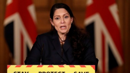 بريطانيا تتوعد مخالفي الحجر بغرامة جديدة لمن يحضر حفلا