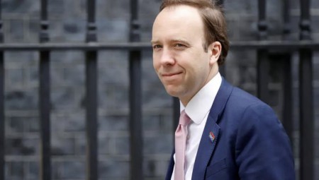 مات هانكوك: لا يزال أمامنا طريق طويل قبل التمكن من تخفيف قيود العزل