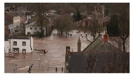 عاصفة كيارا تجتاح بريطانيا