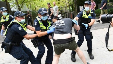 الآلاف في أستراليا يحتجون ضد التطعيم