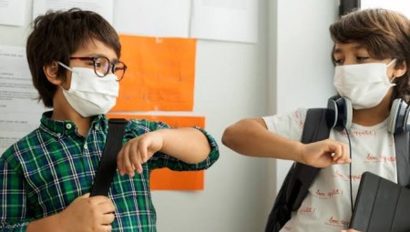 الكمامة  غير إلزامية لطلاب المدارس في بريطانيا