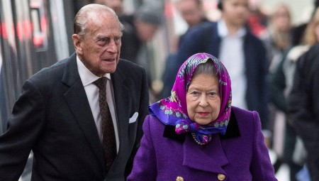 الملكة إليزابيث الثانية وزوجها يتلقيان اللقاح المضاد لكوفيد-19