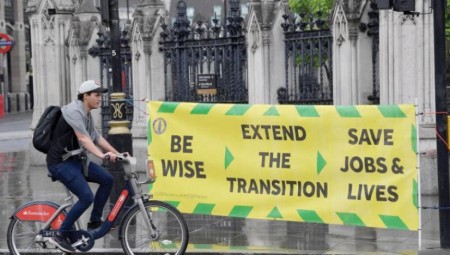 بريطانيا تتمسك بالاستئناف المتدرج للحياة الطبيعية