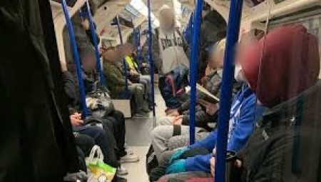 قطارات بريطانيا مكدسة والتباعد الاجتماعي مستحيل