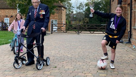 دقيقة تصفيق في وداع توم مور بطل كفاح بريطانيا ضد كورونا