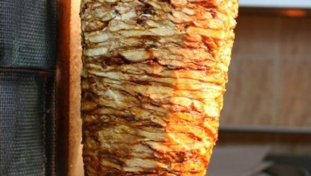 مطالبة بإغلاق مطعم في مكة المكرمة و السبب إعلان شاورما 