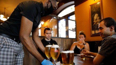 إنجلترا تفتح حاناتها وتستعيد حياة ما قبل الإغلاق