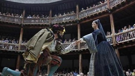 بريطانيا.. الجائحة وتأخر الدعم يهددان المسارح بـالإفلاس