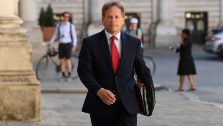 وزير بريطاني كان يقضي عطلة بإسبانيا يفاجأ بقرار لندن عزل القادمين منها صحيا