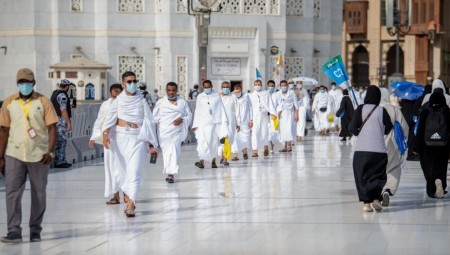 مكة.. حجاج بيت الله الحرام يبدؤون أول مناسك الحج