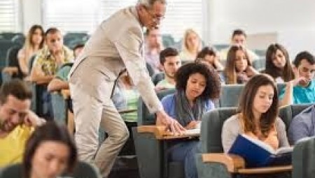 طلاب الجامعات البريطانية يبدون انزعاجهم من تأخر قرار الإعلان عن شكل التعليم للفصل الأول