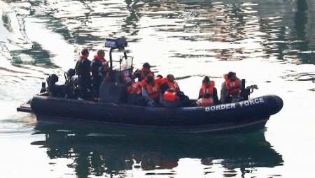 قاض بريطاني يلغي رحلة مخصصة لترحيل 20 لاجئ