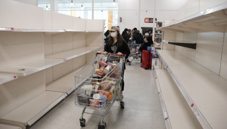 الخوف يعود لبريطانيا .. طوابير زبائن ورفوف أطعمة فارغة