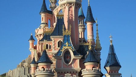 ديزني تعتزم تسريح 28 ألفا من موظفيها بسبب كورونا