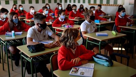 الحكومة البريطانية تؤكد عقد امتحانات الثانوية العامة في الصيف مع تأخير بسيط على المواعيد