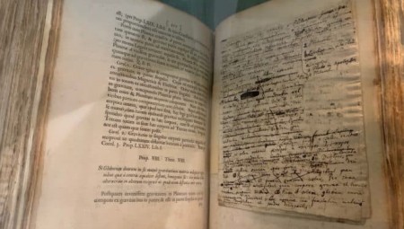 العثور على كتب قديمة بملايين الدولارات سرقت من لندن في 2017