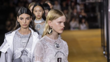 لندن.. عرض لـبوربري في غابة يفتتح أسبوع الموضة