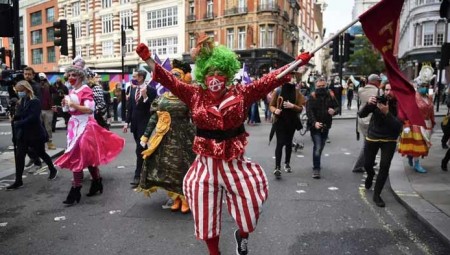 لندن.. فنانون يتظاهرون للتنبيه إلى تدهور القطاع الثقافي