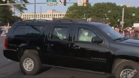 عاجل.. ترامب شوهد في سيارة خارج المستشفى دون أن تعرف و جهته