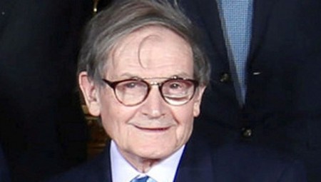 نوبل الفيزياء لبريطاني وخبرين آخرين في الثقوب السوداء