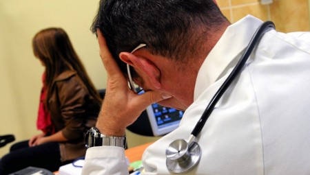 هولندا.. طبيب نسائي سابق استخدم سائله المنوي في 17 تلقيحا اصطناعيا