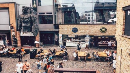 التواصل الاجتماعي في المطاعم والمقاهي ببريطانيا سبب الإصابات الجديدة بكورونا