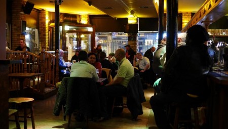 مالك إحدى الحانات يمنع وزيرا بريطانيا من دخول المكان والسبب وجبات الطعام المجانية للأطفال