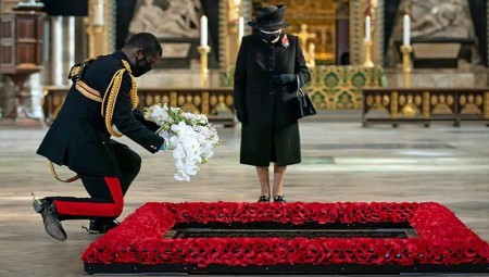 لأول مرة منذ جائحة الفيروس.. الملكة إليزابيث تضع القناع في مكان عام