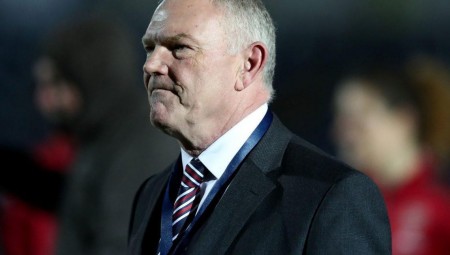 العنصرية تطيح برئيس إتحاد الكرة الإنجليزي