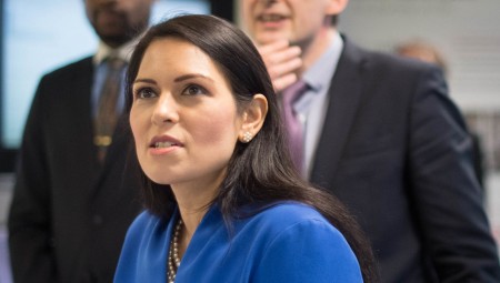 مصادر حكومية: بوريس جونسون حاول تخفيف حدة نتائج التحقيق الذي يتهم وزيرة الداخلية بممارسة التنمر