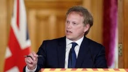 وزير النقل يعلن عن خيار تقليص فترة العزل الذاتي للقادمين إلى إنجلترا وهذا هو الشرط