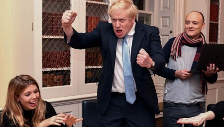 بريطانيا.. الحكومة تدافع عن مستشار لجونسون متهم بخرق قواعد العزل الصحي