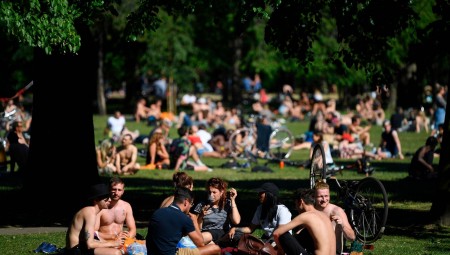 بريطانيا.. عودة الحياة إلى الشوارع في أول أيام تخفيف قيود الإغلاق والتباعد الاجتماعي