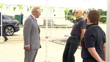 بالفيديو: الأمير تشارلز يصاب بالذهول لدى إغماء شخص كان يتحدث معه