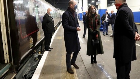 وسط جائحة كورونا الأمير وليام يقوم بجولة بالقطار