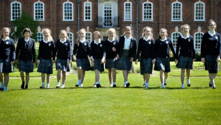 التلاميذ يعودون إلى المدارس في انجلترا مع تخفيف القيود المرتبطة بالوباء