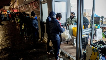 طوابير المنتفعين من بنوك الطعام في لندن تمتد لأكثر من ميل بسبب الجائحة