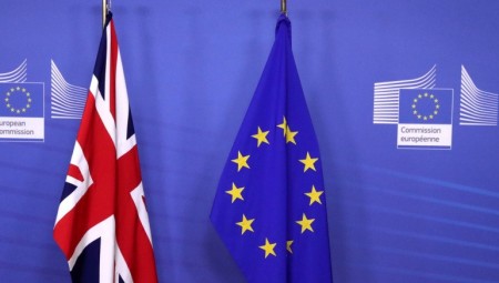 الاتحاد الأوروبي: قد نضطر إلى حظر تصدير اللقاحات لبريطانيا