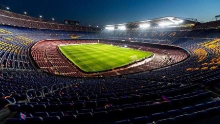 وزيرة الصحة الإسبانية: سأكون العائق أمام عودة الجماهير للملاعب